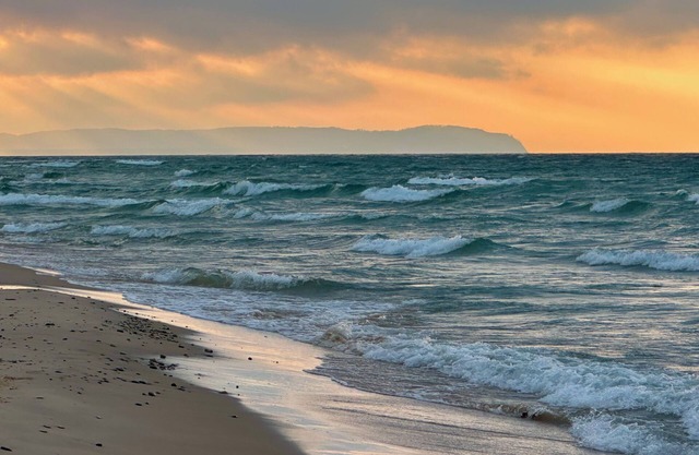 Lake MI Private Beach; fireplace, Sunsets. Close to Fishtown & Sleeping Bear