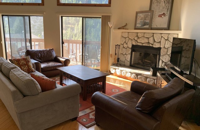 Lake & Mountain Views Condo - 5 min. drive to lake, ski and golf