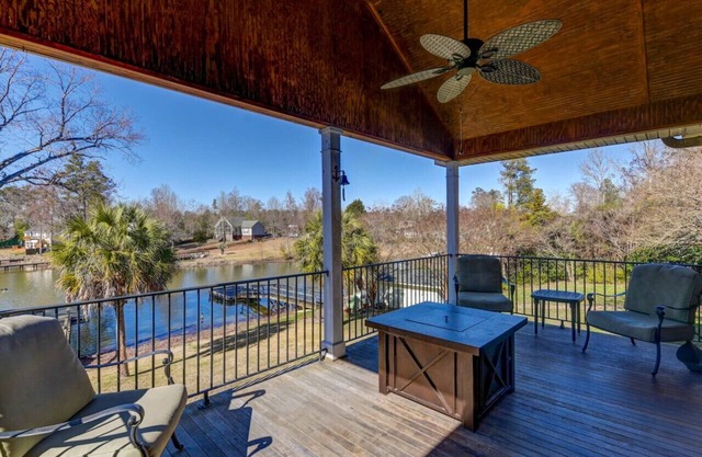 Lake Murray Group Getaway | Sleeps 10 | Kayaks