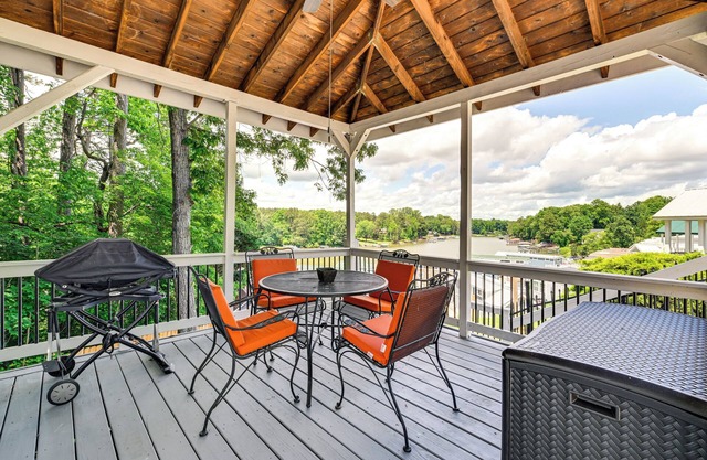 Lake Norman Cabin w/Pool Access & Deck