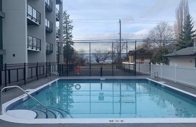 Lake Okanagan Vita Resort - Beach access, Heated Pool and AC