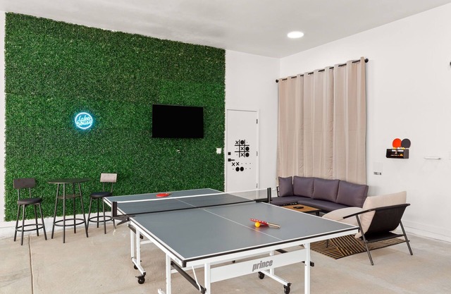 Lake Peek + Chic New Retreat + Hot Tubn2 Master Suites+Boat Garage+Game Haven