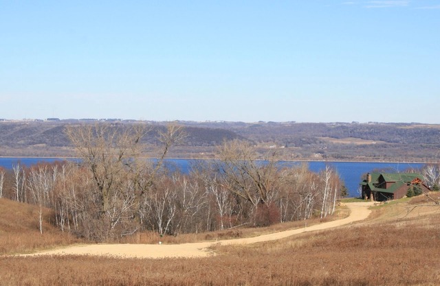 Lake Pepin - Rustic bluff-top Farmhouse w/updatd furnishings