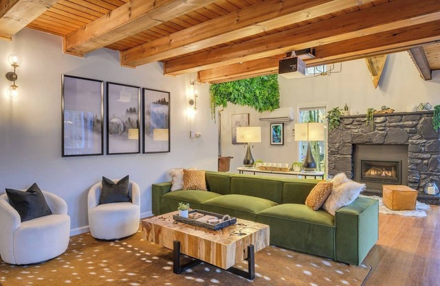 Lake - Pool - Hot tub - Movie Screen - Themed