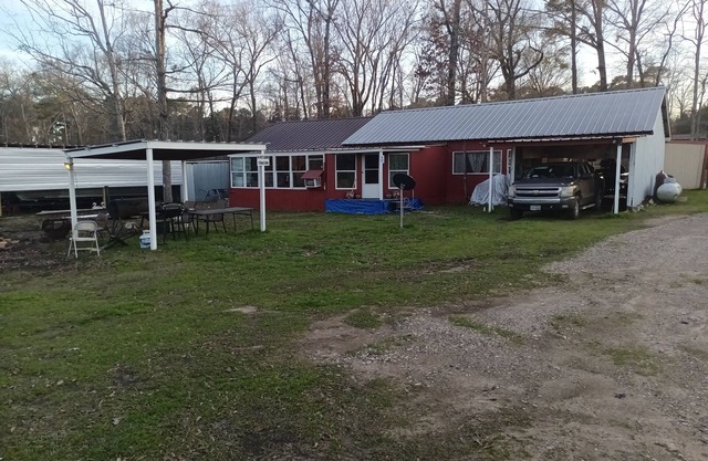 Lake Sam Rayburn Cabins, Back Cabin #2 at Monterrey Park an Boat Launch area # 2