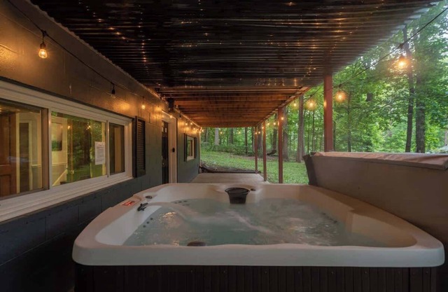 Lake Shannondale Retreat | Jacuzzi + Pool Table
