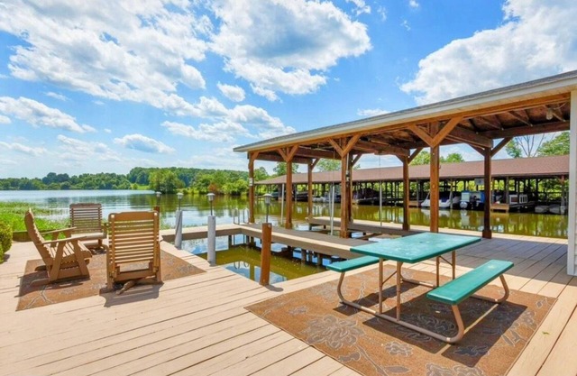 Lake Side Family Oasis - Public Side