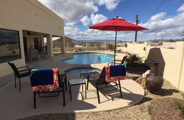 Lake Side of Highway, Mins. to Water, Heated Pool & Spa, Up close Lake Views