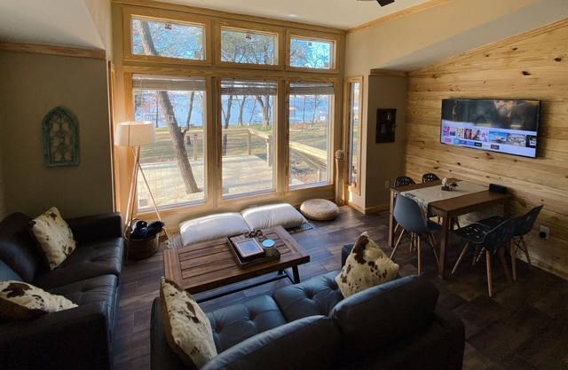 Lake Tawakoni Sunset Waterfront Cottage with private boat deck.