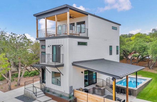 Lake Travis Retreat w/Pool, Views & Outdoor Kitchen. Perfect for groups