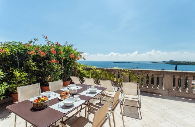 Lake-view apartment Alloro