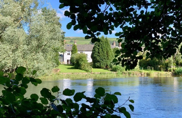 Lake View Cottage - Two Bedroom House, Sleeps 4