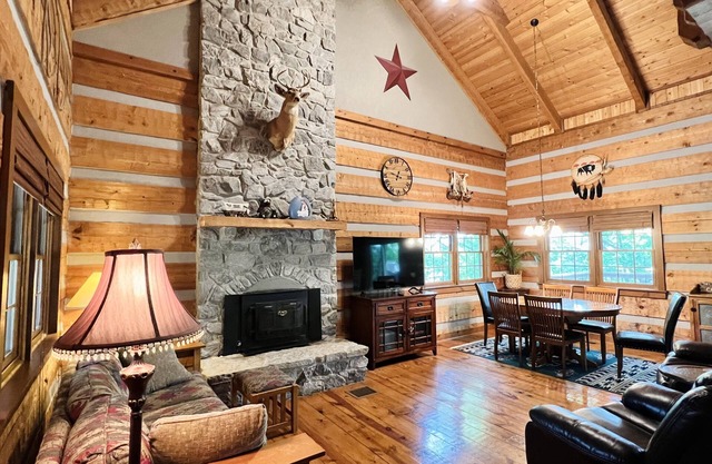 LAKE VIEW- Cozy log cabin close to everything