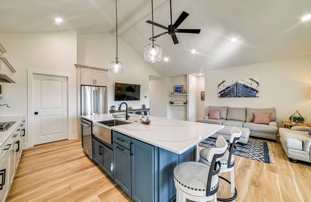 Lake View + Deck: Group Getaway in Grand Rivers!