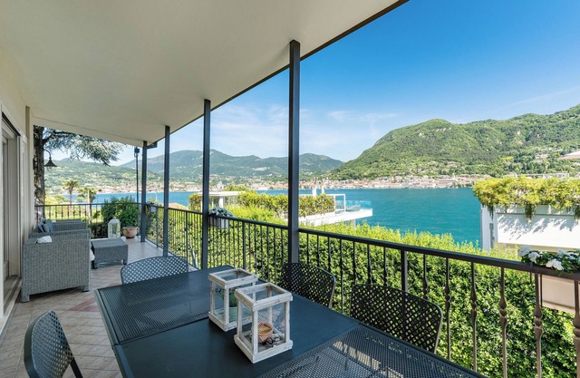 LAKE VIEW VILLA WITH GARDEN, WIDE TERRACE NEAR SALO'.