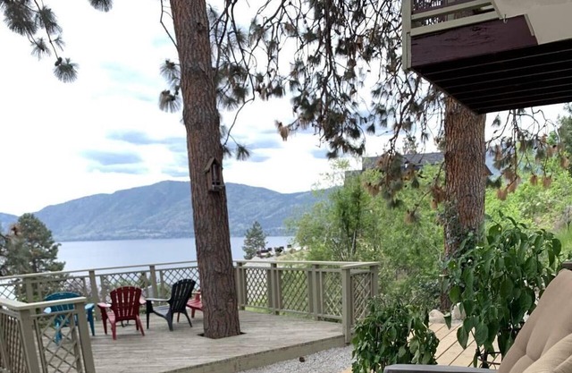 Lake View Private STUDIO Suite - 2 mins drive to Beach Ave/Downtown