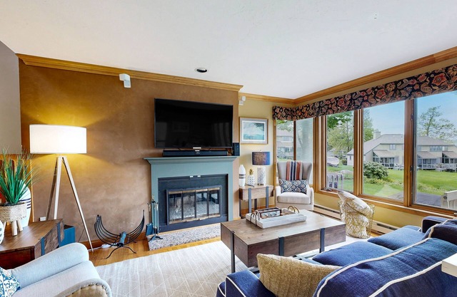 Lake-view townhome with lakefront swimming, pools, tennis/pickleball