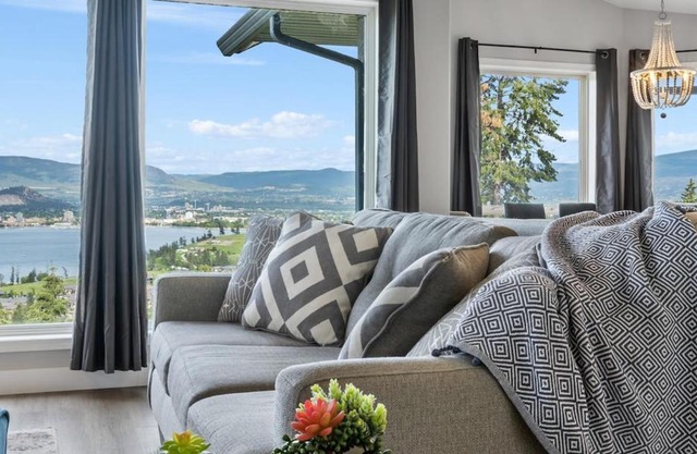 Lake Views Beach Home 6 mins to downtown BL# 10232