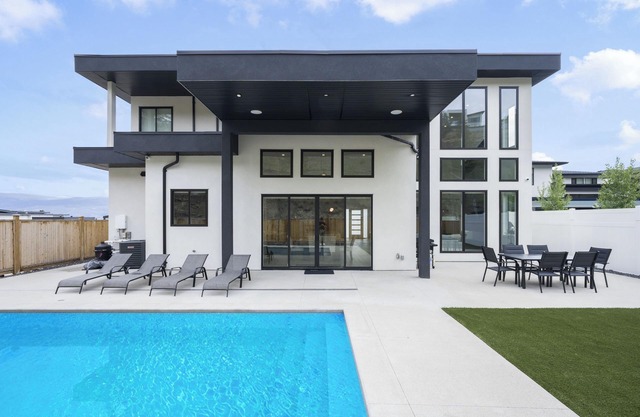 Lake views, Pool & Retreat Backyard patio + BBQ!