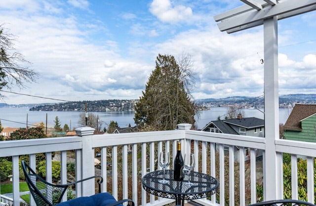 Lake Washington View Home with Hot Tub BBQ Garden
