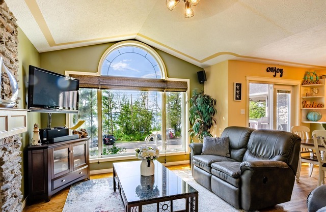 Lakefront Luxury & Stunning Sunsets! (May 15 - June 15 SPRING SALE ON NOW)