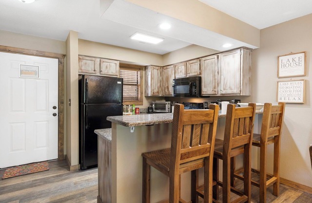 Lakefront, 2 bd/2 bath, Sleeps 8. Exclusive Ticket Deals and Resort Perks!