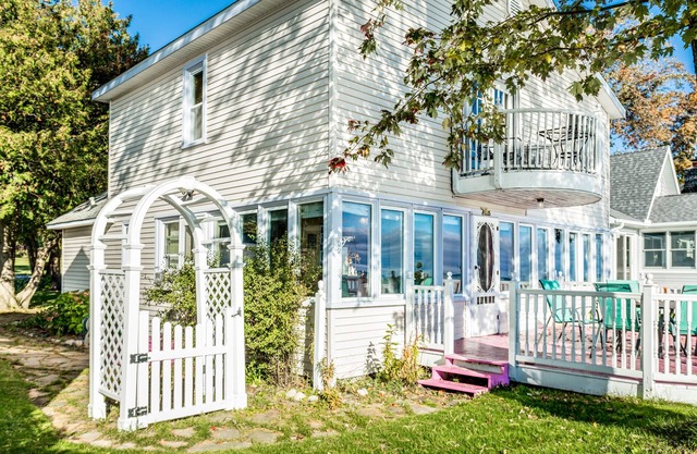 LAKEFRONT! 3 bdrm-1.5 bath- moved reservation to another Site online.