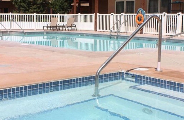 LAKEFRONT- 3 bdrm Townhome #108 Amazing Osoyoos Chris - casadeloro108@gmail.com