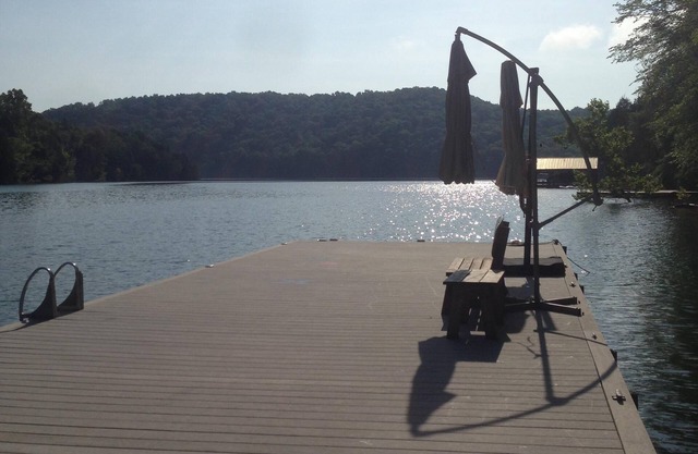 Lakefront 5 BR Vacation Home w/Large Private Dock- Only 12 Steps to the lake!