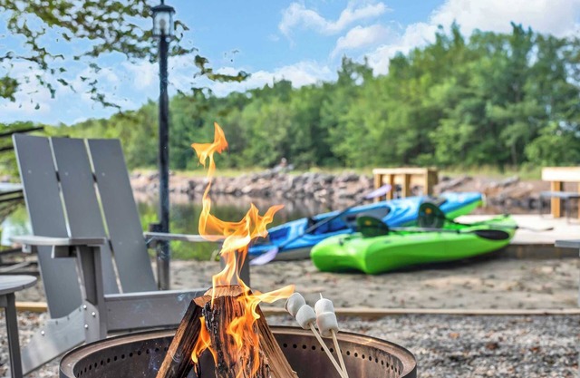 Lakefront | AC | Pool Table | Kayaks | Refined