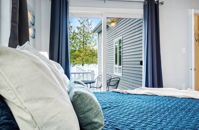 Lakefront & Beach, Game Room, Gorgeous Views, Swim, Kayak, Fire Pit & Pizza oven