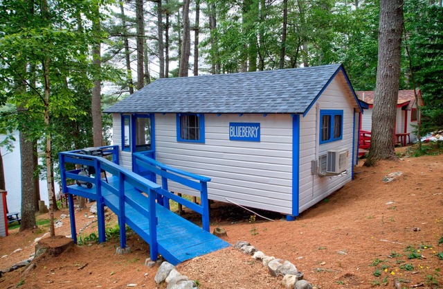 Lakefront Blueberry Tiny Cabin @ Getogether Stays