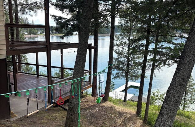 Lakefront cabin 6-bedroom-Echo Lake Bigfork- Private dock- Sleeps 14