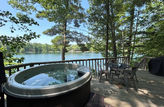 Lakefront Cabin - Hot Tub, Kayaks, Canoe, Pedal boat, Fishing Dock- Pet friendly