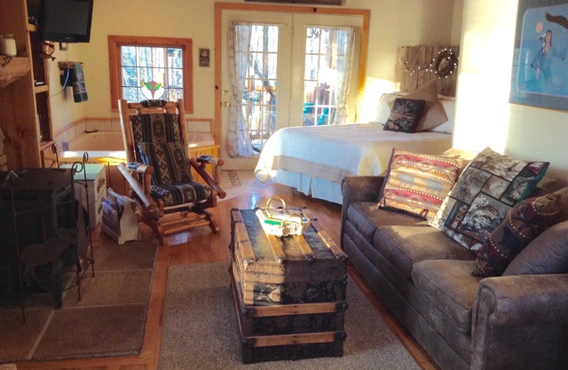 LAKEFRONT Cabin On 17 Acres