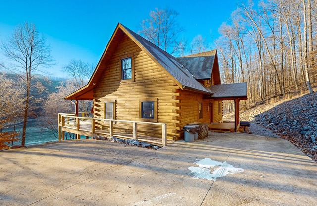 Lakefront cabin w/fire pit, dock, grill, fireplace, Wi-Fi