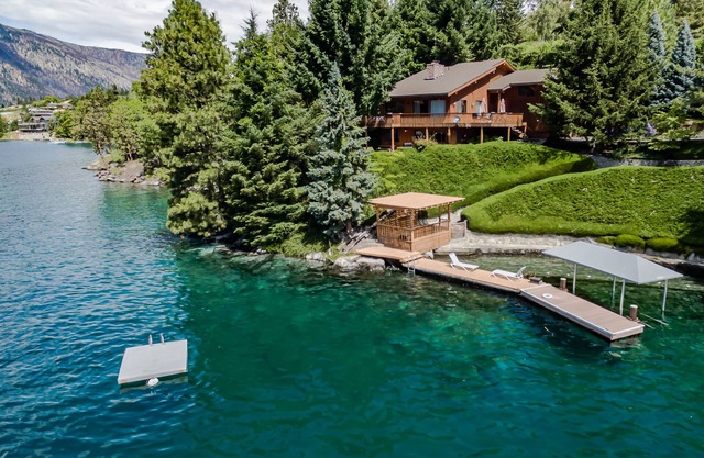 Lakefront Cabin with Breathtaking Views, Free WiFi, Fireplace, and Private Dock