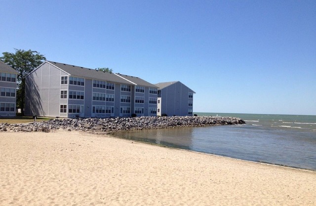 Lakefront Condo - Pool open after Labor Day, Private Beach, Walk to Jet Express!