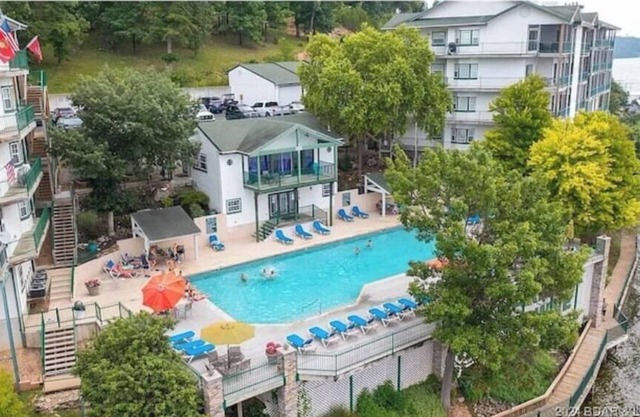 Lakefront Condo - Stunning Views