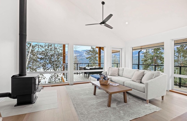 Lakefront Cottage and Boat Slip - Spapilem, Spapilem Cottage at Mac's Landing on Beautiful Adams Lak