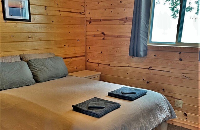 Lakefront Cottage with wood fired Hot tub and infrared Sauna