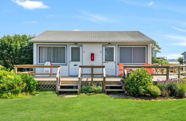 Lakefront Cottage in Montauk, Open-Concept Studio with Updated Kitchen and.