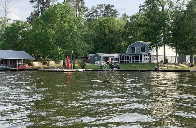 Lakefront cottage located in forested East Texas
