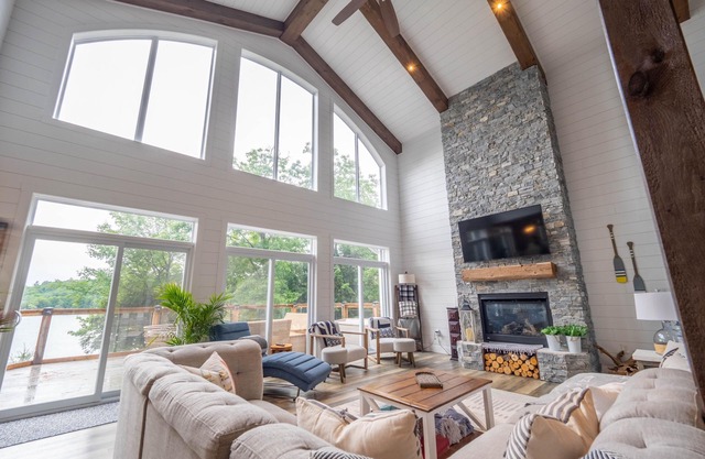 Lakefront Cottage,with hot tub, book soon