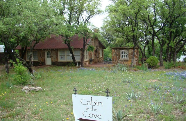 LAKEFRONT COTTAGE w/Private Dock On Lake Brownwood