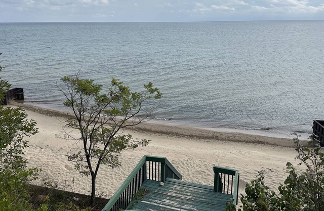 Lakefront cottage with 100ft private sandy beach.