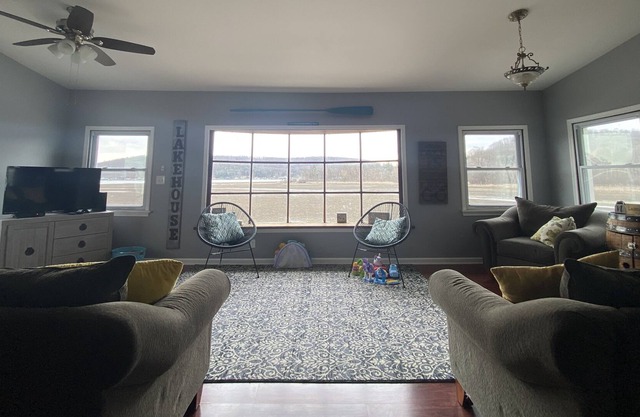 Lakefront Cottage with Beautiful Views