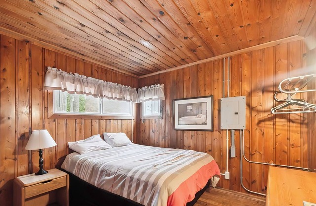 Lakefront Cottages 4 & 5 - 6BR Retreat for 12