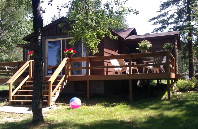 LAKEFRONT CutiestLittleCabinDIRECTLY on LkThompson Rhinelander SwimBoat Fish&FUN