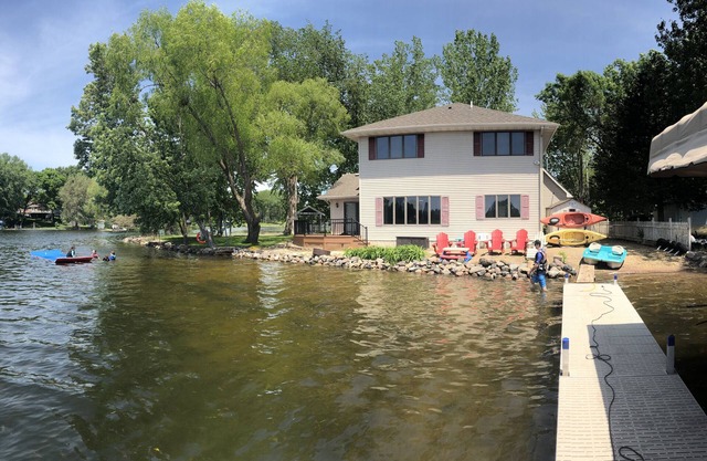 Lakefront Family Getaway! Pontoon Rentals-Kayak-Pedal Boat-Fire Pit-Sandy Beach